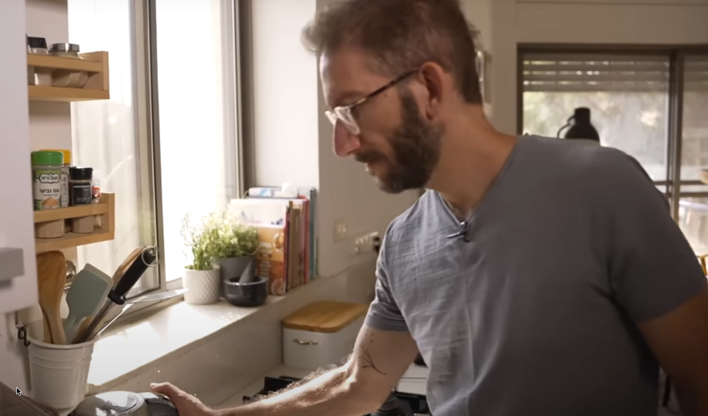 איך זה שהקפה הנמס שולט בישראל - והאם בתי הקלייה הקטנים יטלטלו את עלית? | עם הספל - פרק 1